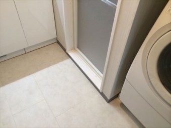 ブラックのアクセントパネルでシックな浴室に